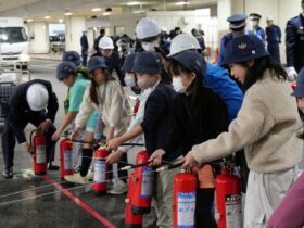 池袋・サンシャインシティの小学生向けの防災イベント「なんか面白い、防災体験！」で消火器体験する子供たち