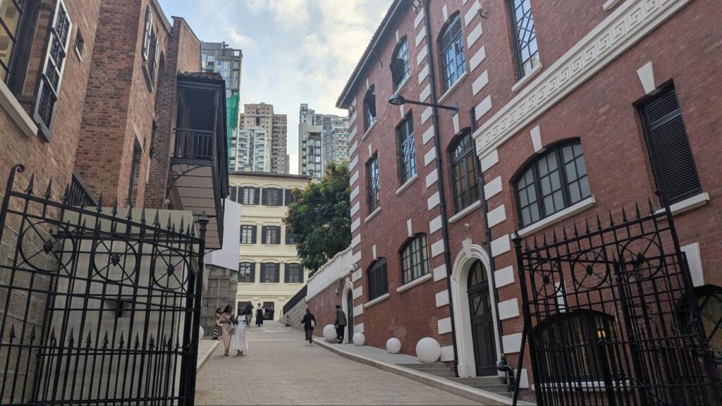 HollyWoodRoad（ハリウッドロード）に面するPottinger Gate（ポッティンジャー・ゲート）