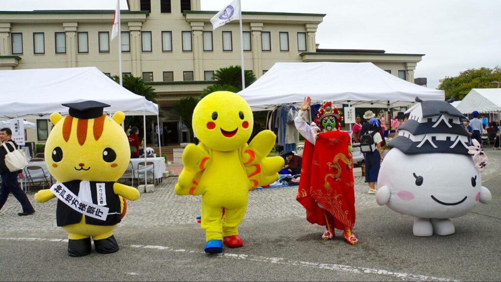 法教育マスコットキャラクターの「ホウリス君」、兵庫県マスコットの「はばタン」、変面師、姫路市キャラクター「しろまるひめ」