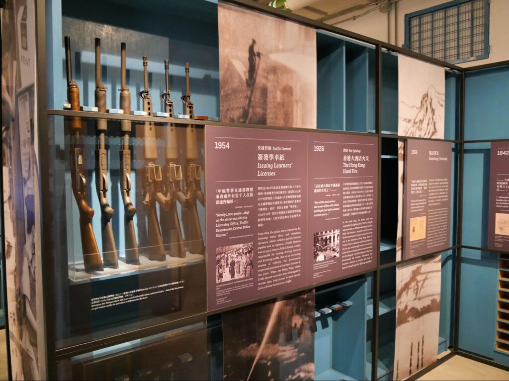 1926年に起きた香港ホテル火災など警察に関する歴史上の出来事が綴られた展示