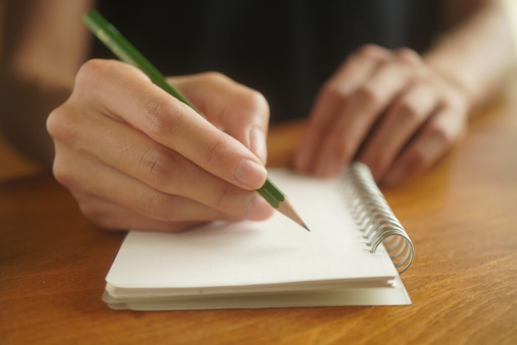 供述内容を書く少年