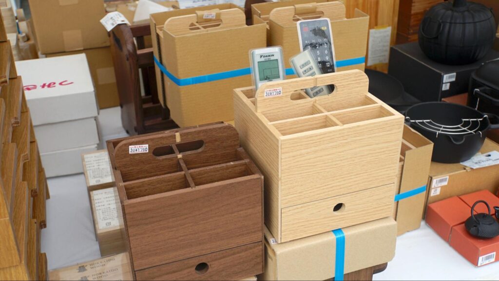 木工製品の製作で発生した端材を活用して作られたリモコン置き