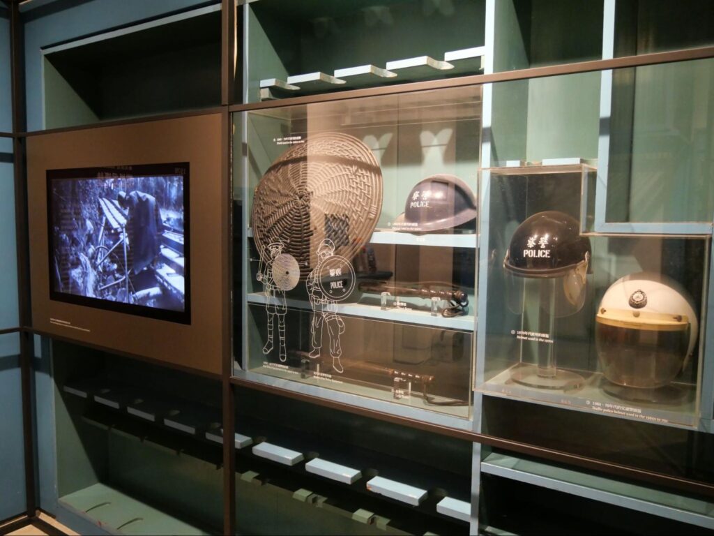 当時の警察が使用していた装備品の展示