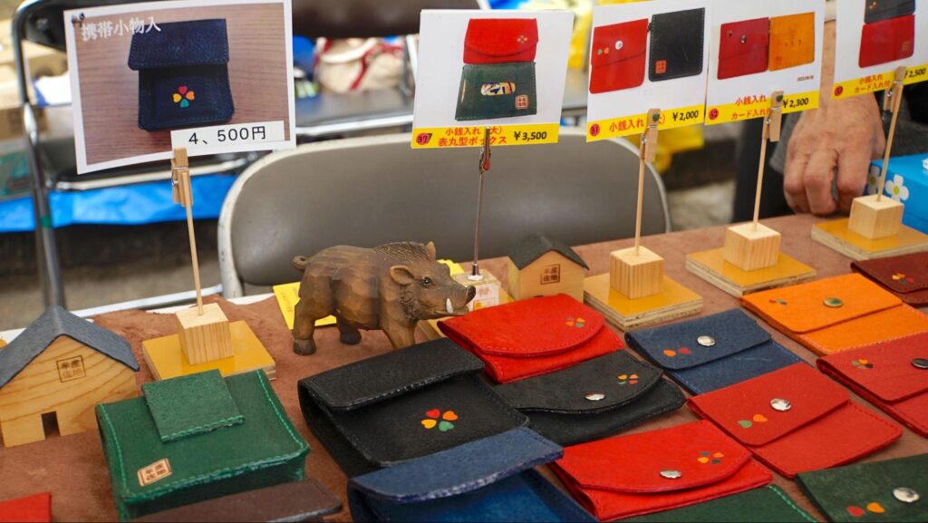 牟佐（むさ）のイノシシ皮製品