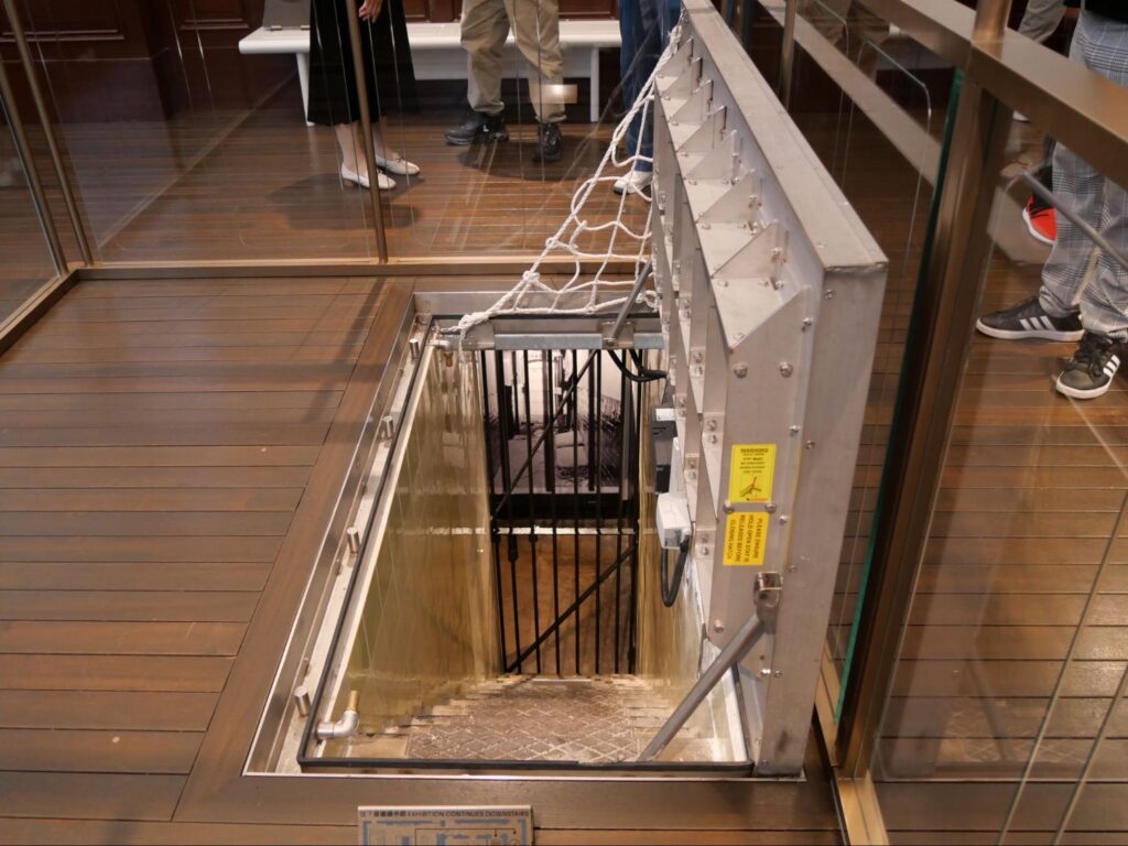 法廷と留置所をつなぐ階段