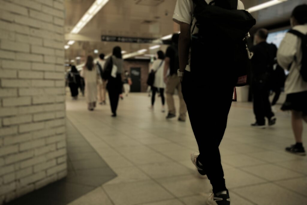 釈放が認められて家に帰る学生