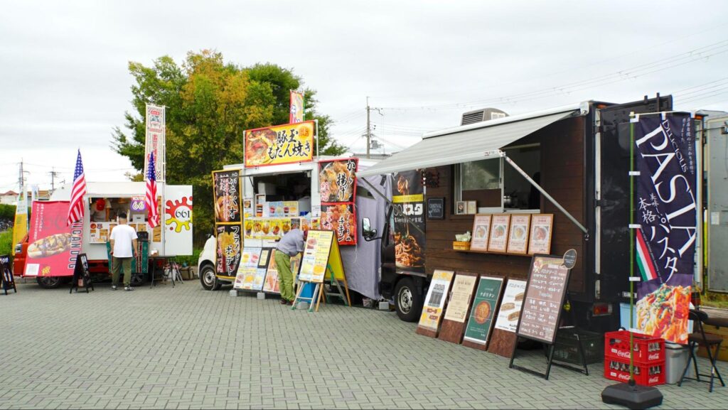 お好み焼きやパスタ、クレープなどさまざまな食品を販売するキッチンカー