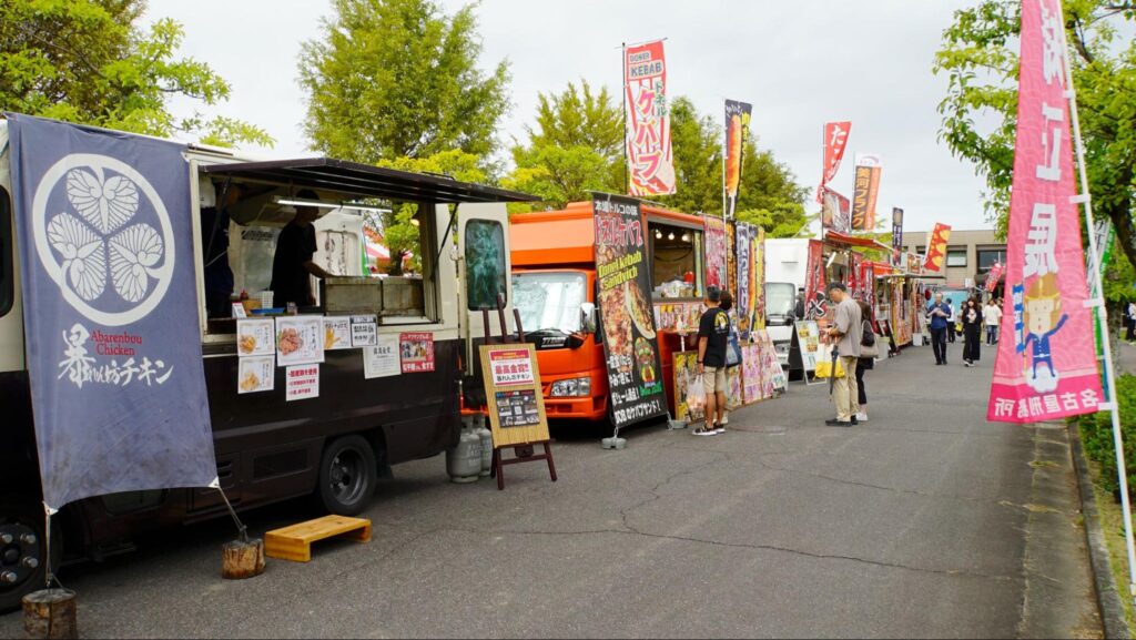刑務所の構内に出店した23台のキッチンカー