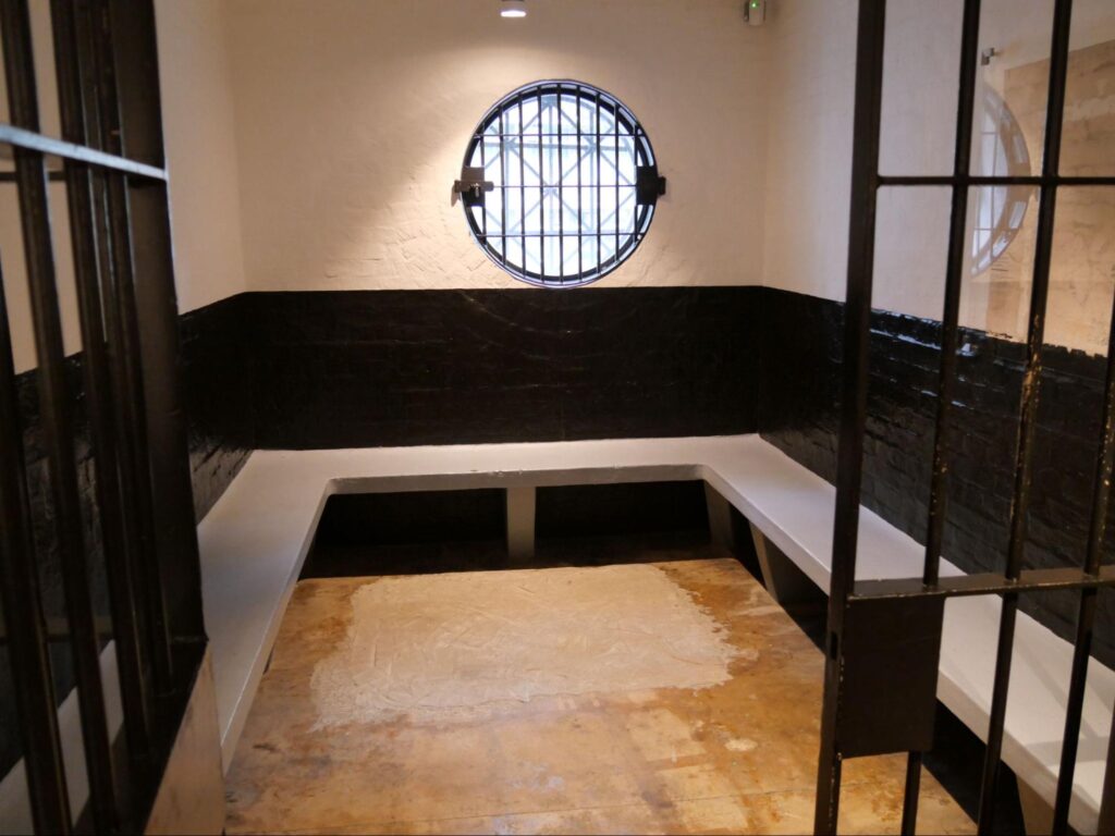 階段を降りた先にある留置所