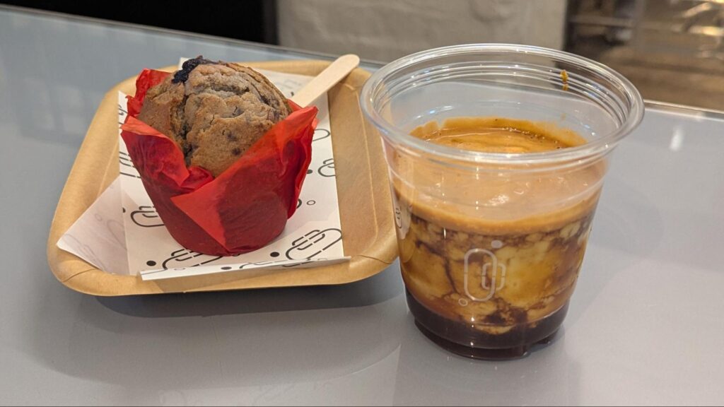 マフィンとダーティコーヒー（冷たいミルクの上に熱いエスプレッソを注いだもの）