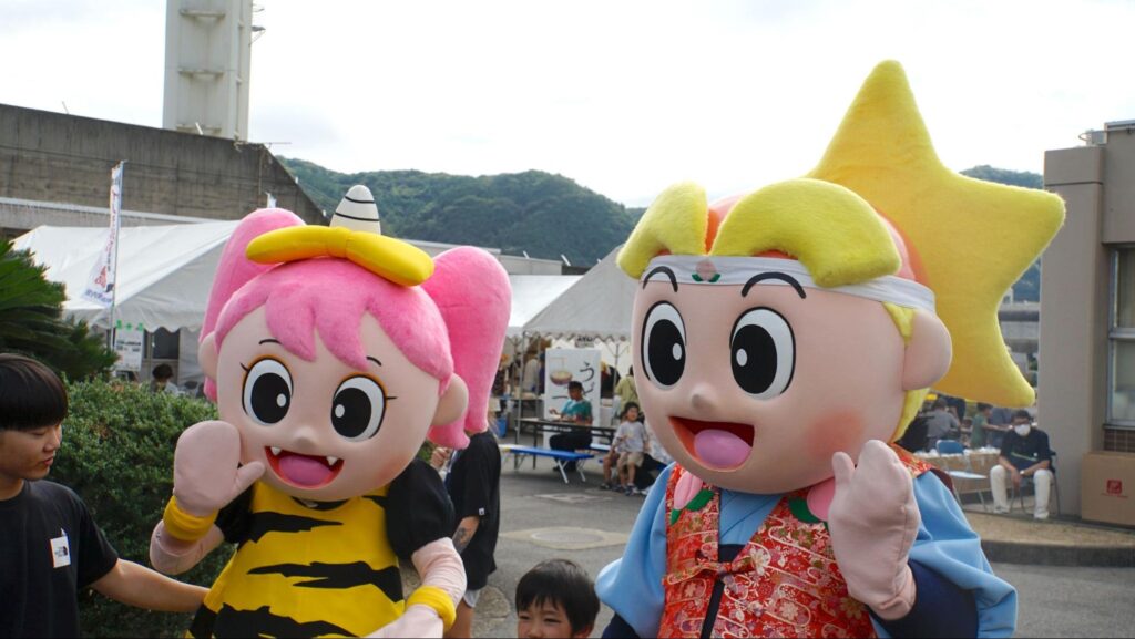岡山県のマスコットキャラクター「ももっち（右）」「うらっち（左）」