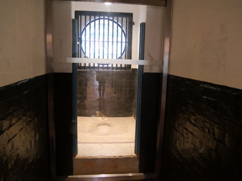 留置所のすぐ近くにある当時のトイレ (1)