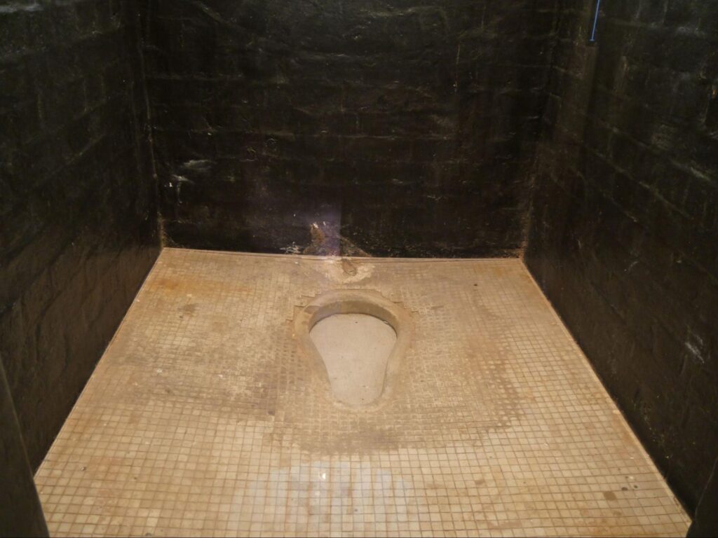 留置所のすぐ近くにある当時のトイレ (2)