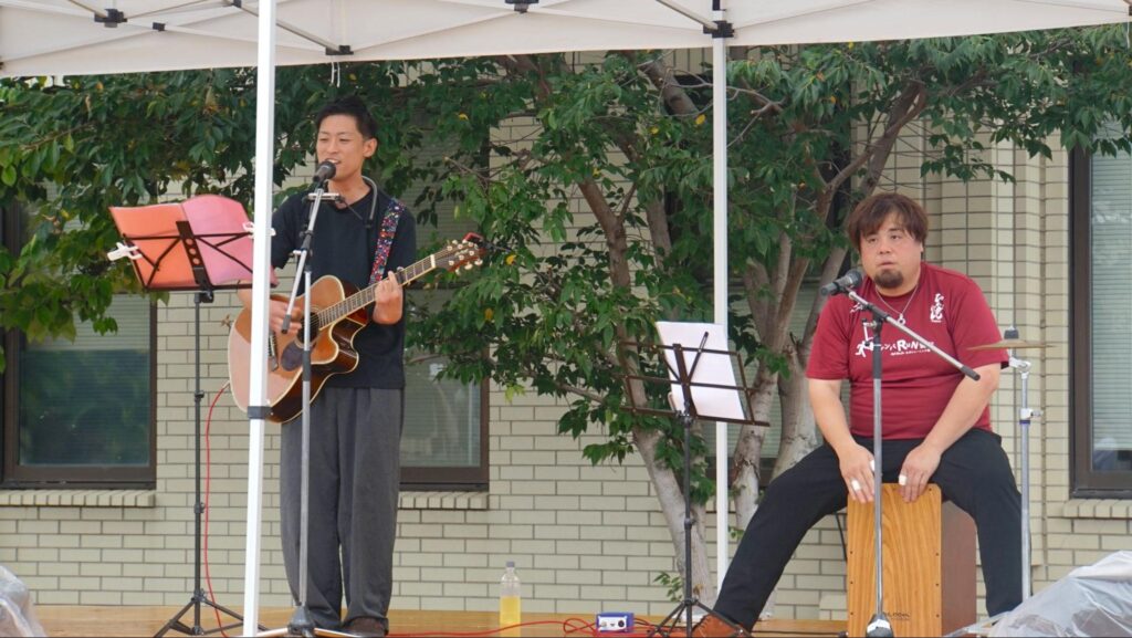 ヒーローショーやダンス、演奏などのステージ