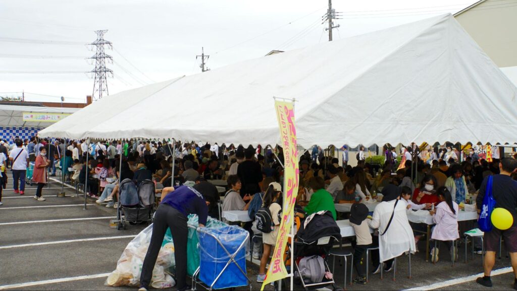 メインステージ前の休憩スペース