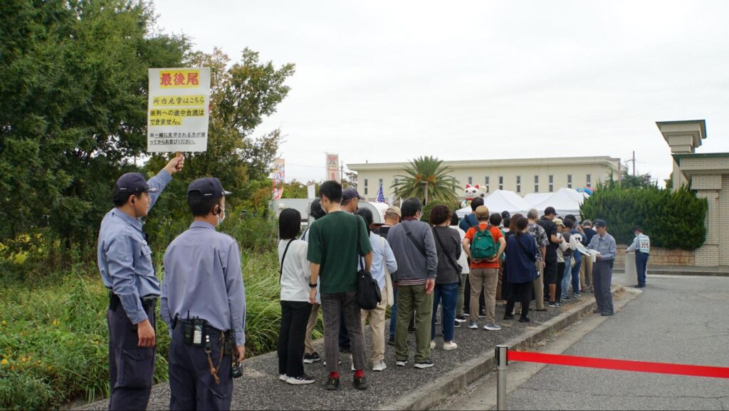 神戸刑務所の所内見学ツアーの行列