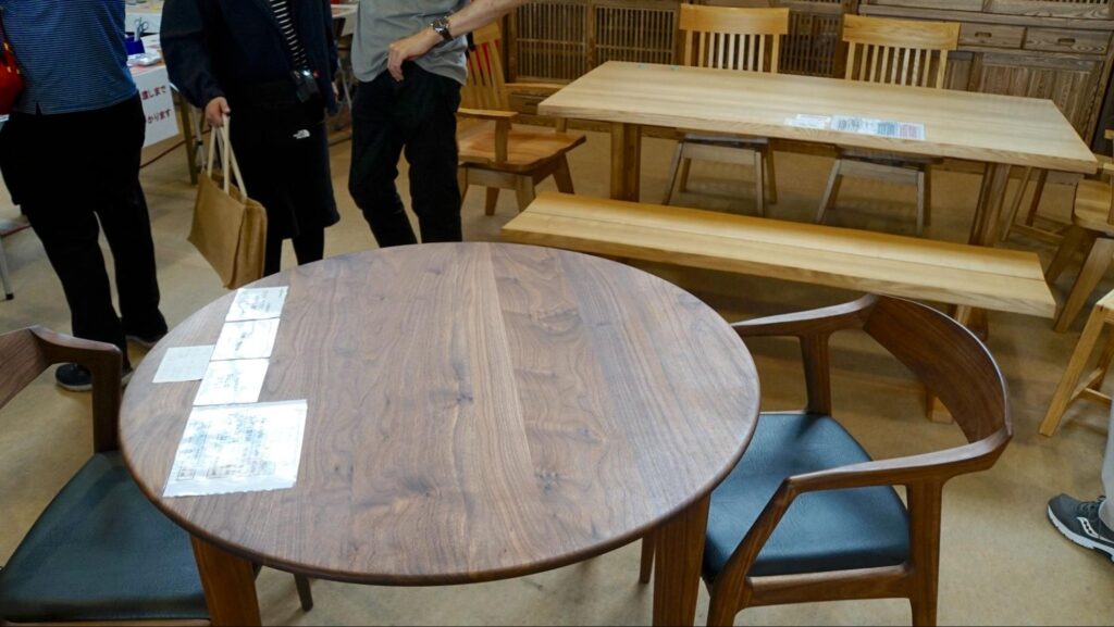 展示されていた刑務所作業製品のタンスやテーブルなどの大型の木工家具