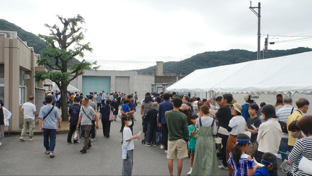 所内見学を希望して並ぶ来場者