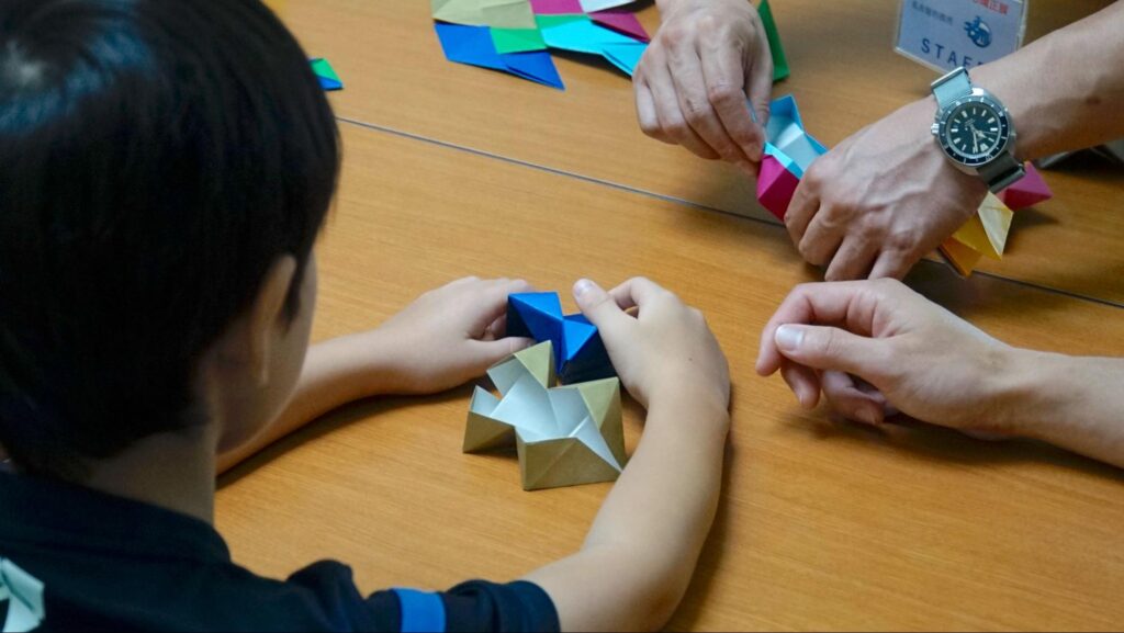 折り紙で籠編みをする体験