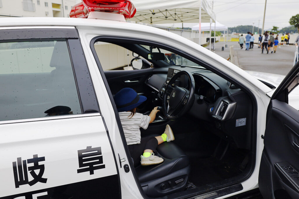 パトカーの試乗体験をする子ども