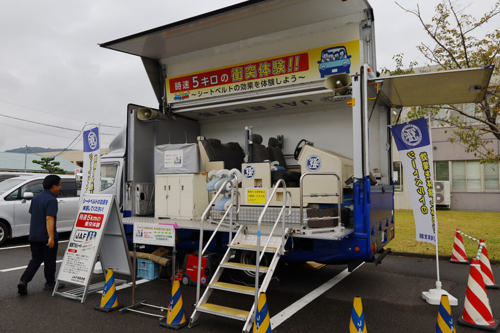 JAFによる「シートベルトなしで受ける時速5キロの衝撃」の体験会