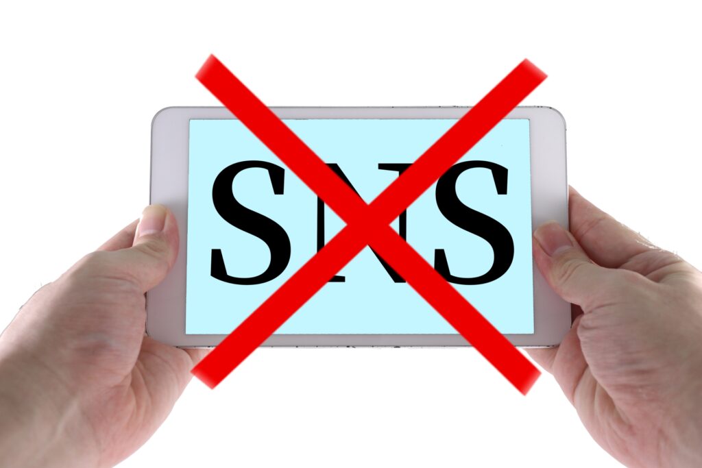 オーストラリアで世界初の16歳未満SNS利用禁止が施行へ 子どもの保護と「つながり」喪失の狭間で