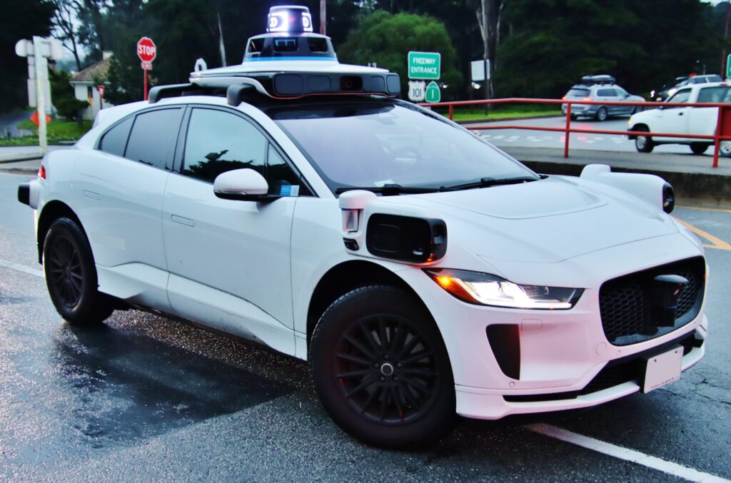 ウェイモ、2026年までに東京含む世界20都市へ拡大 週100万回の乗車目指す