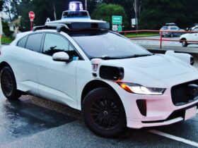 ウェイモ、2026年までに東京含む世界20都市へ拡大 週100万回の乗車目指す