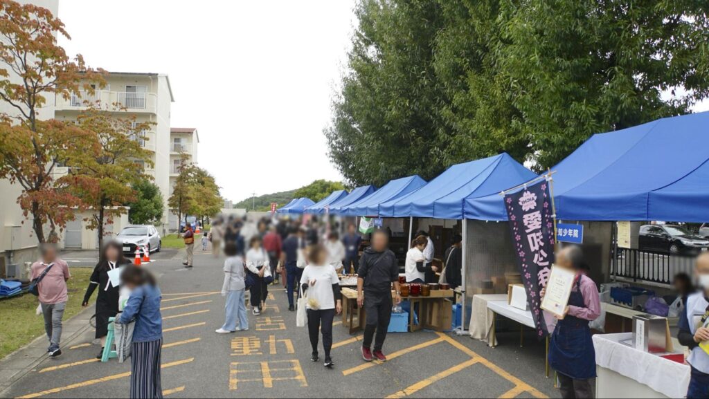 刑務所や一般企業を含む約50のブース