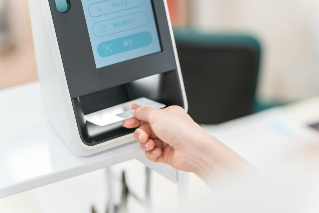 マイナ保険証への完全移行から初の年末、医療現場で続く模索と対応