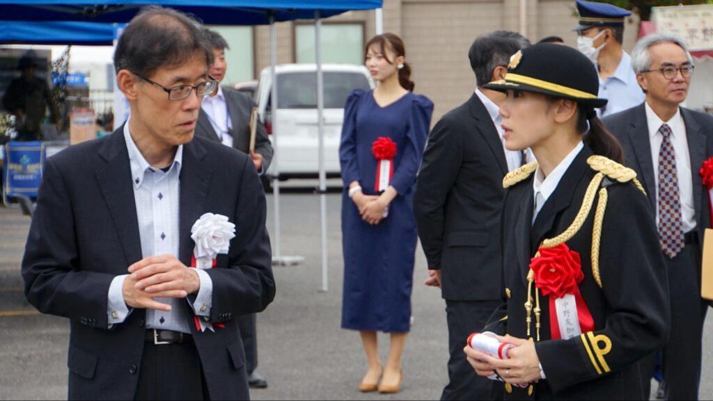 会場内を視察する中野友加里さん