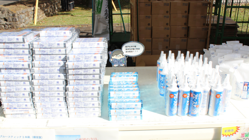 ブルースティックを販売する様子