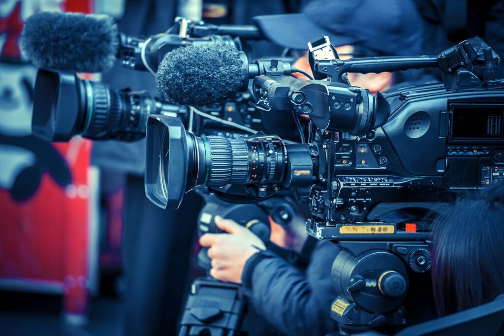 映像を撮影するカメラマン