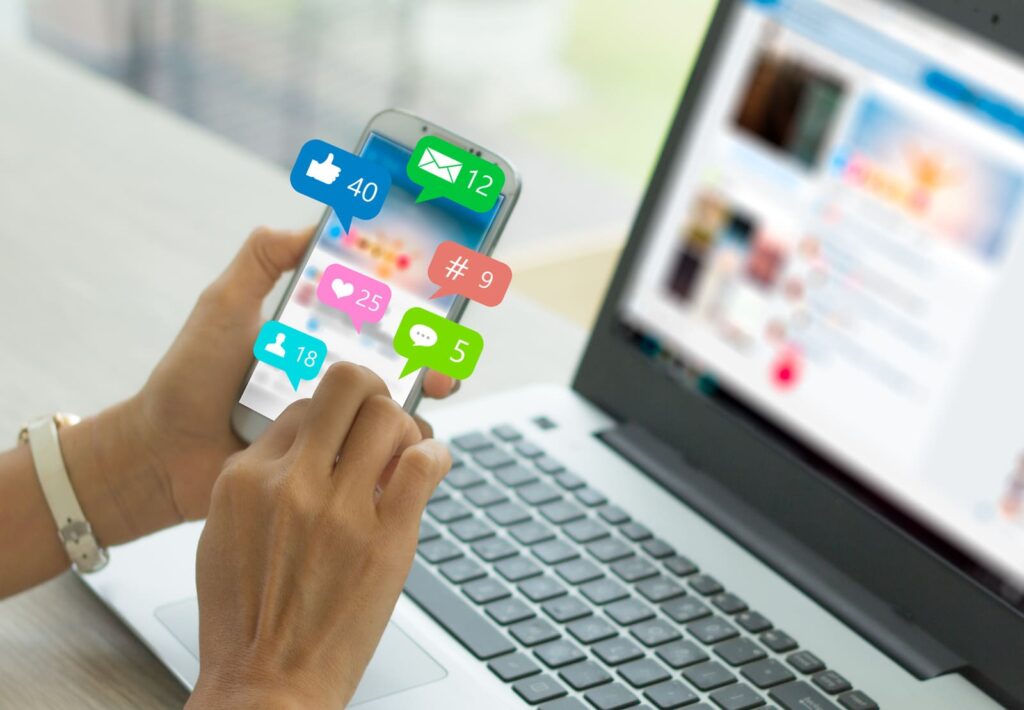 SNSを見ているスマートフォン