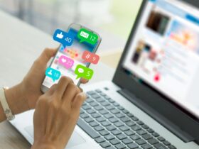 SNSを見ているスマートフォン