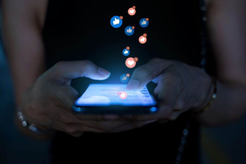 スマートフォンででSNSを操作する女性