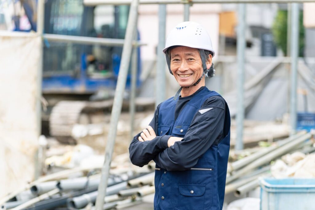 建設現場で働く日本人男性