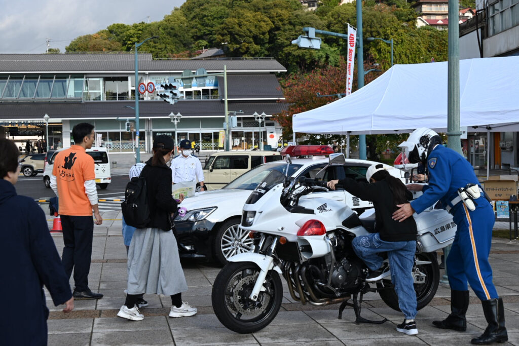 おのみち矯正展のパトカーと白バイの試乗体験