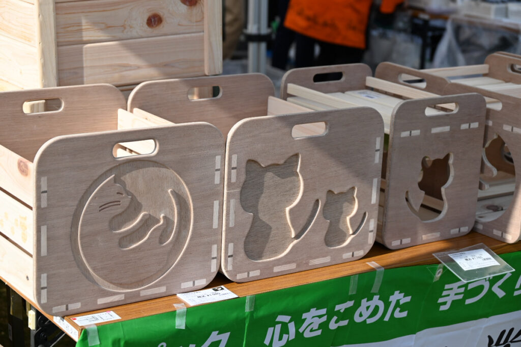 おのみち矯正展で尾道刑務支所の売れ筋刑務所作業製品、猫のスタンド