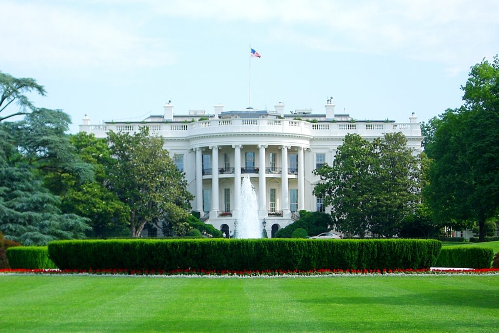 トランプ政権がホワイトハウス公式サイトにメディア批判ページを開設、報道機関や記者を名指しで非難