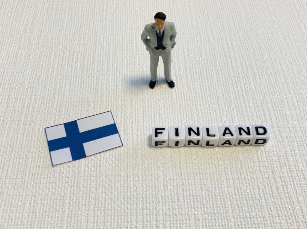 フィンランド「つり目」ポーズ巡り首相が謝罪　与党議員に厳重注意処分も