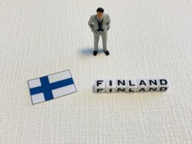 フィンランド「つり目」ポーズ巡り首相が謝罪　与党議員に厳重注意処分も