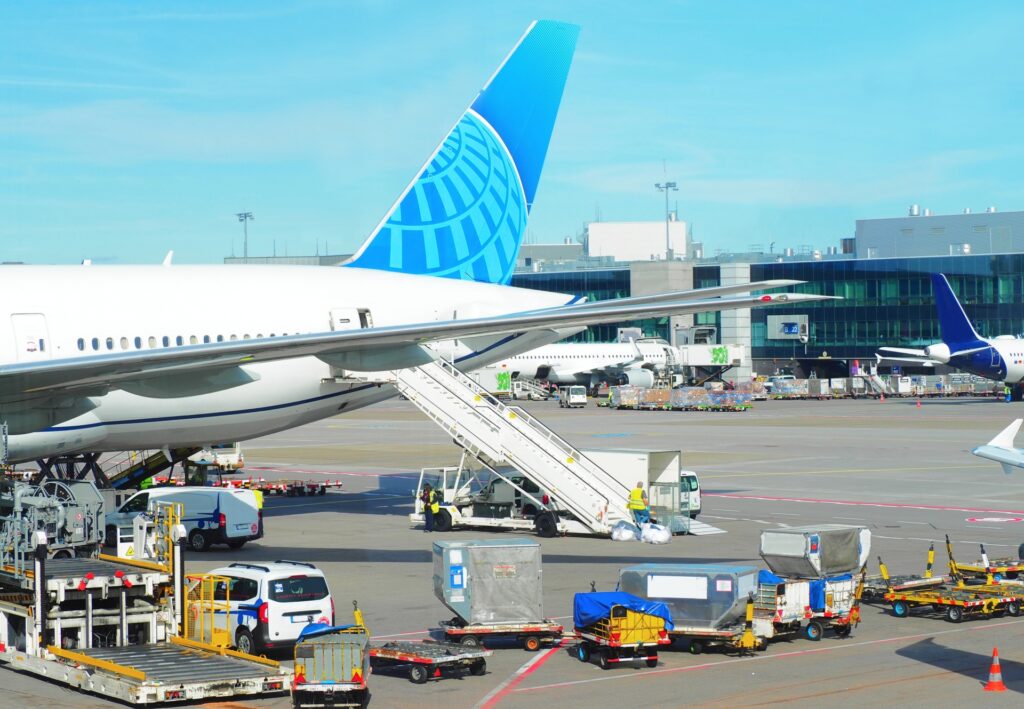 国内初、主要2空港で完全無人自動運転トーイングトラクター実用化