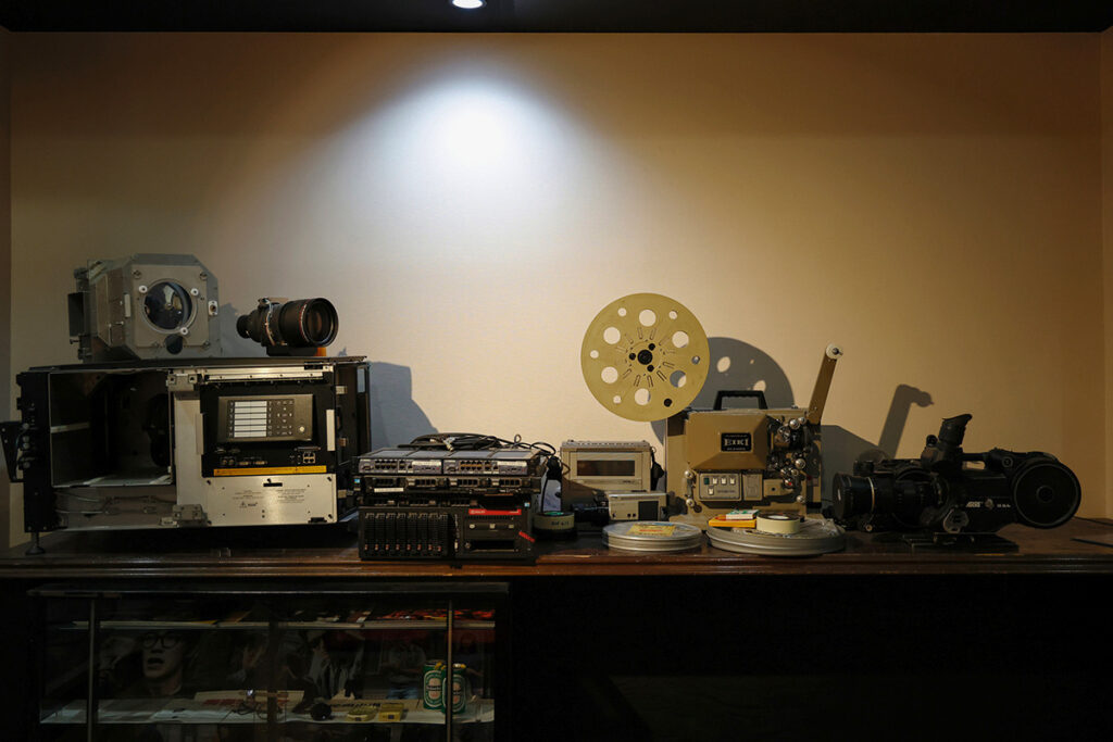 シネマスコーレ2階のスコーレインディスペースは、映画を愛する人にとってワクワクする場所