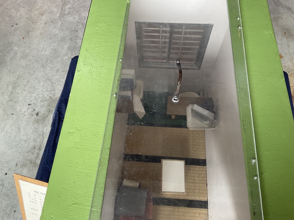 受刑者が生活を送る単独室のミニチュア模型・内部