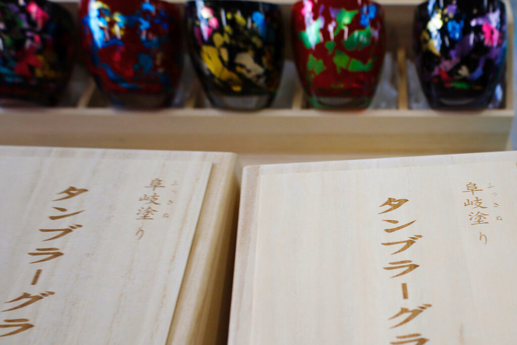 岐阜刑務所の刑務所作業製品・阜岐塗（ふっきぬり）が施されたタンブラーグラスの木箱