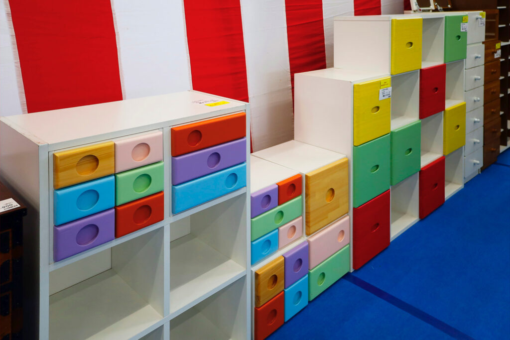 刑務所作業製品のカラフルな棚