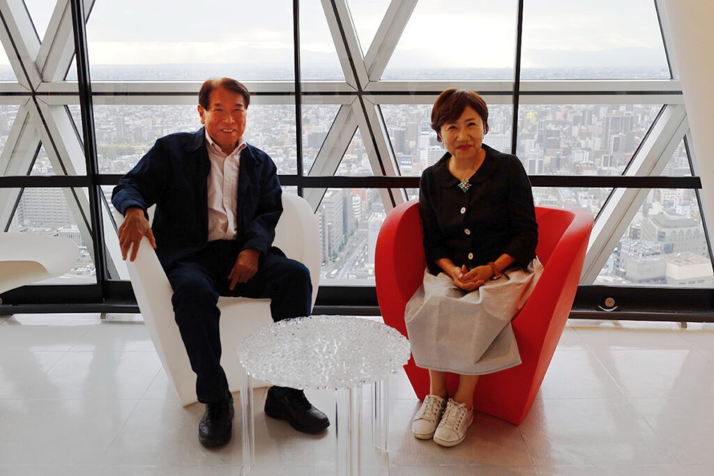 木全氏と佐藤氏。名古屋国際工科専門職大学がある、モード学園スパイラルタワーズビル最上階にて