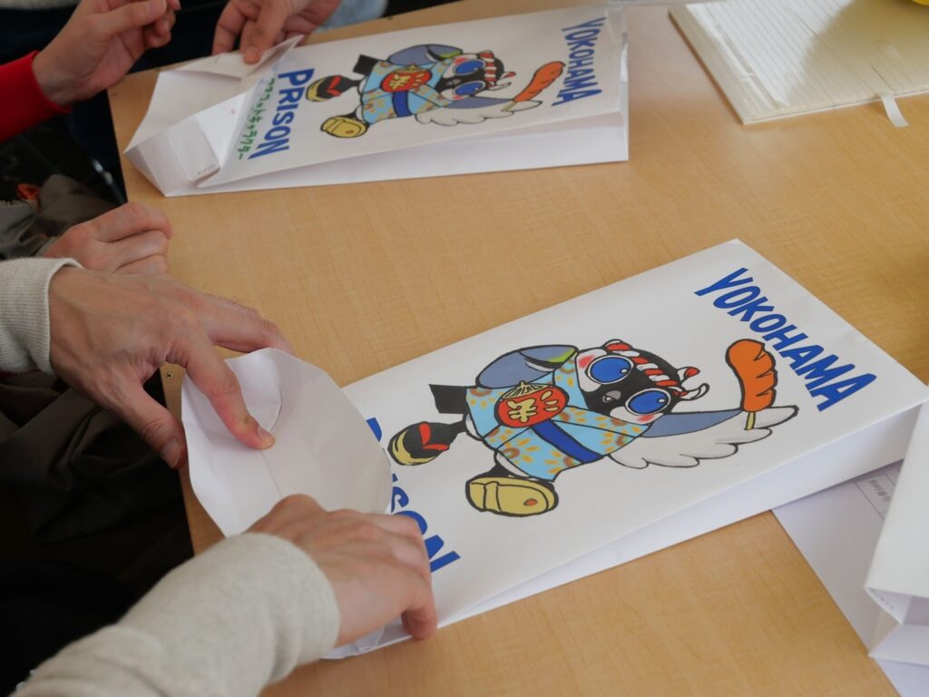 紙袋製作の刑務作業体験