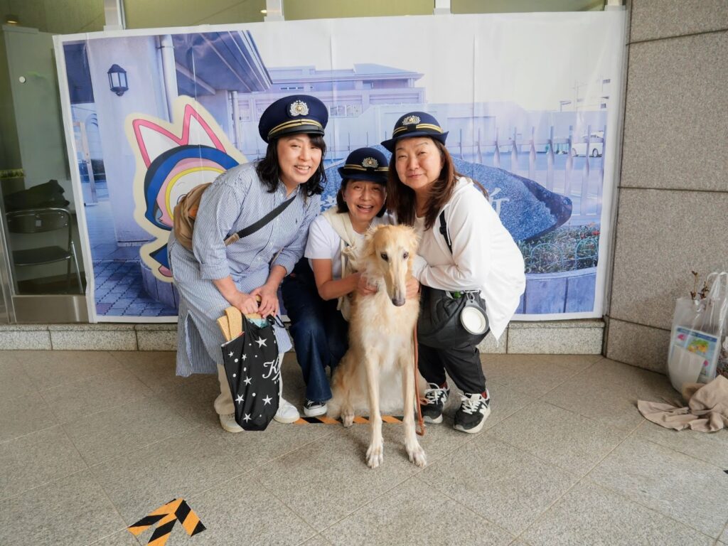 刑務官のコスチュームや帽子を着用して記念撮影する来場者